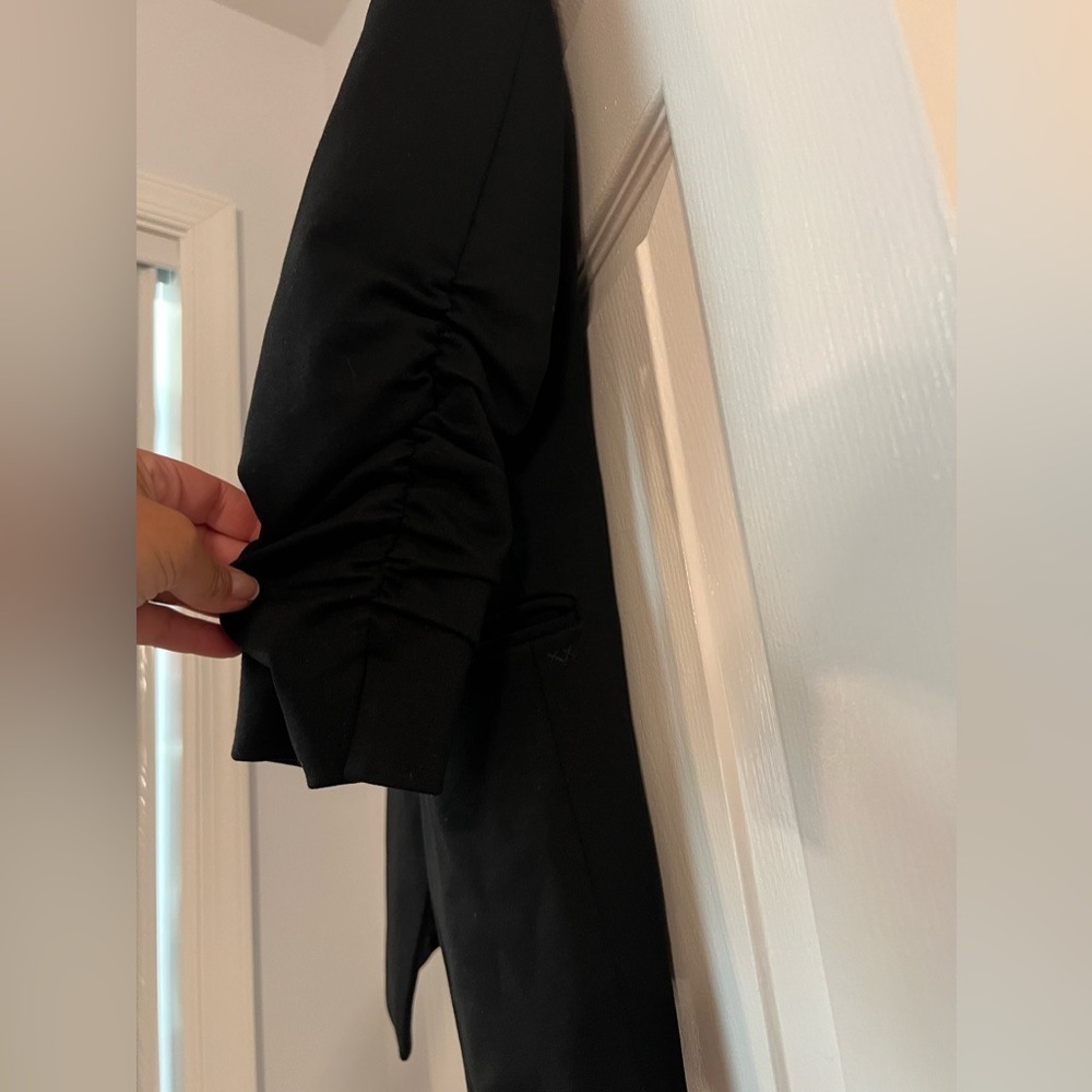 Gorgeous Elizabeth and James Blazer 
Size 6 Black scrunched sleeves long front - Picture 11 of 12